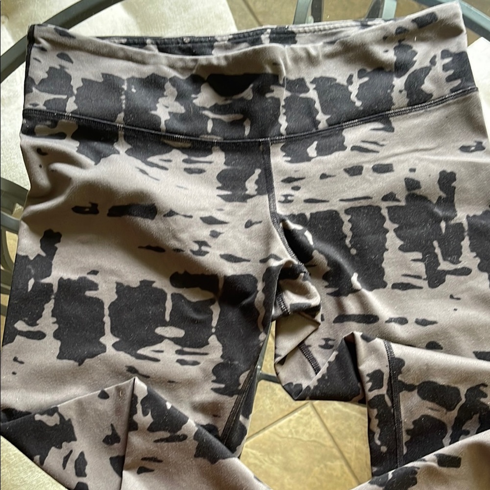 ALO Yoga Black and Gray Abstract Leggings